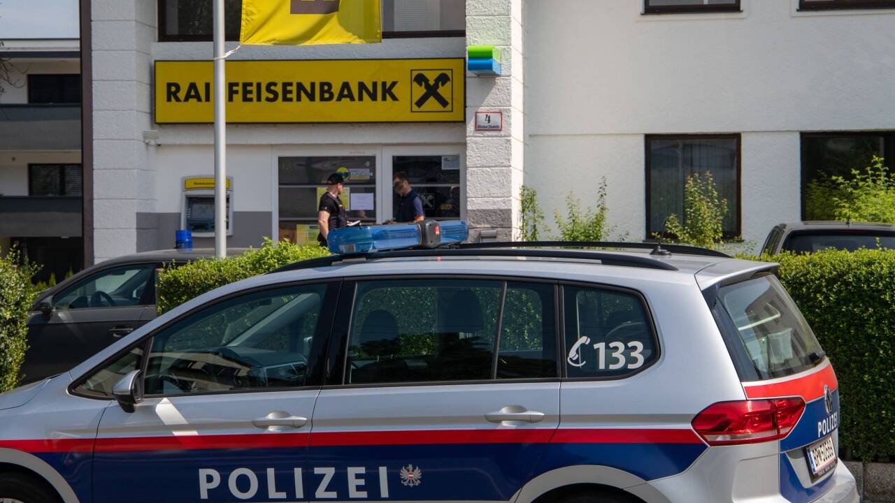 Tatort Liefering: Am 12. August überfielen zwei Unbekannte eine Bankfiliale und entkamen mit Bargeld. 