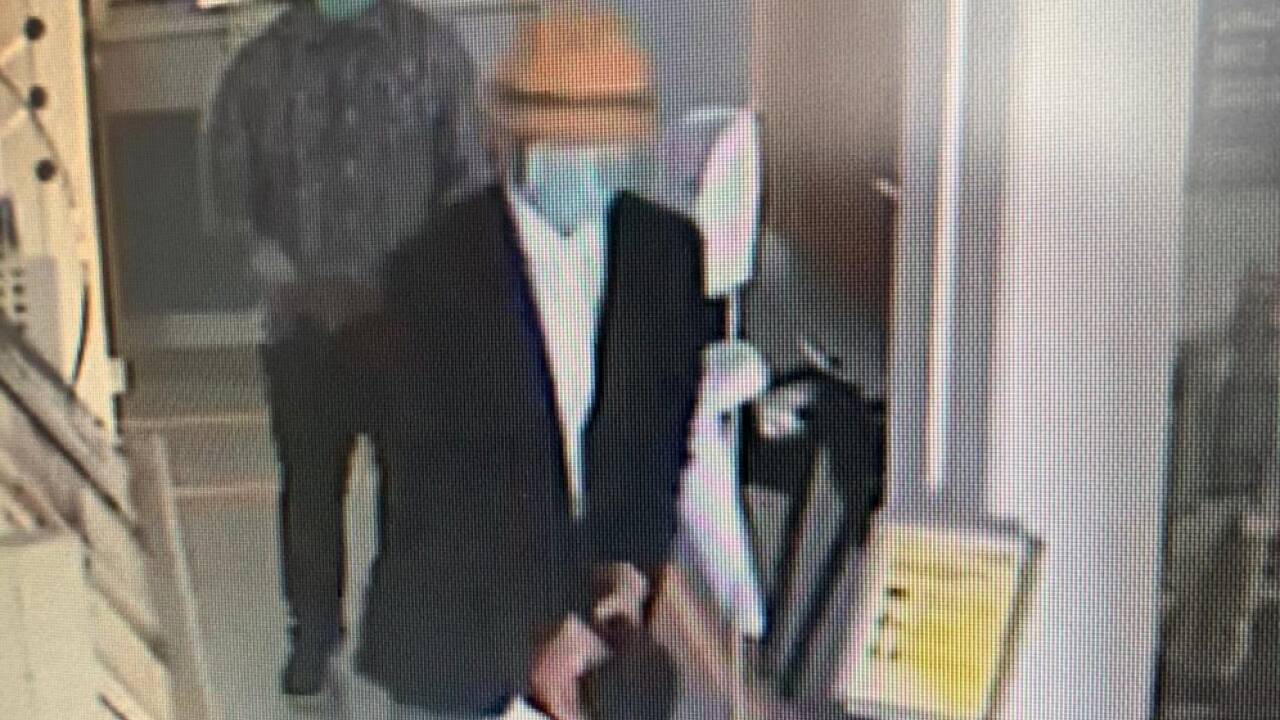 Bilder aus der Überwachungskamera der Bankfiliale in Liefering zeigen die Männer bei der Tat. 