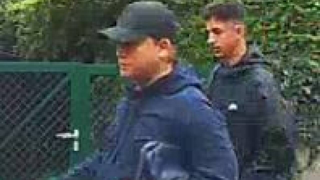 Die Landespolizeidirektion Wien veröffentlichte am Dienstag zwei Bilder, die dieselben Männer zeigen sollen. 