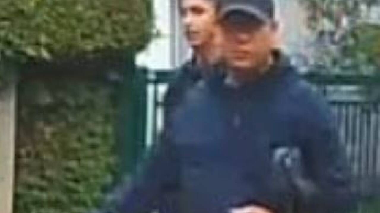 Die Landespolizeidirektion Wien veröffentlichte am Dienstag zwei Bilder, die dieselben Männer zeigen sollen. 