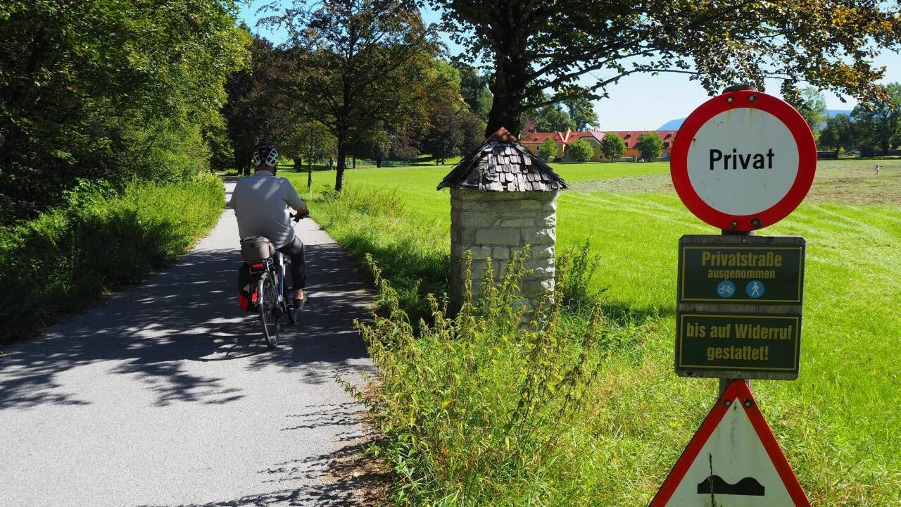 Noch ist die Durchfahrt im Gut Glanegg gestattet. 