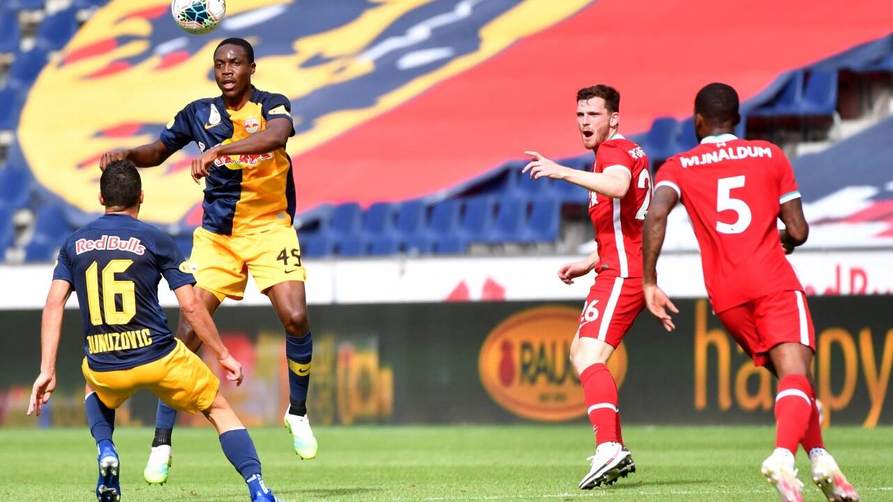 Beim Serienmeister Red Bull gibt es nach einer Umfrage unter den Fußballprofis die perfekten Rahmenbedingungen in Österreich. Das genießen auch Zlatko Junuzovic (l.) und Enock Mwepu (im Bild beim Testspiel gegen Liverpool). 