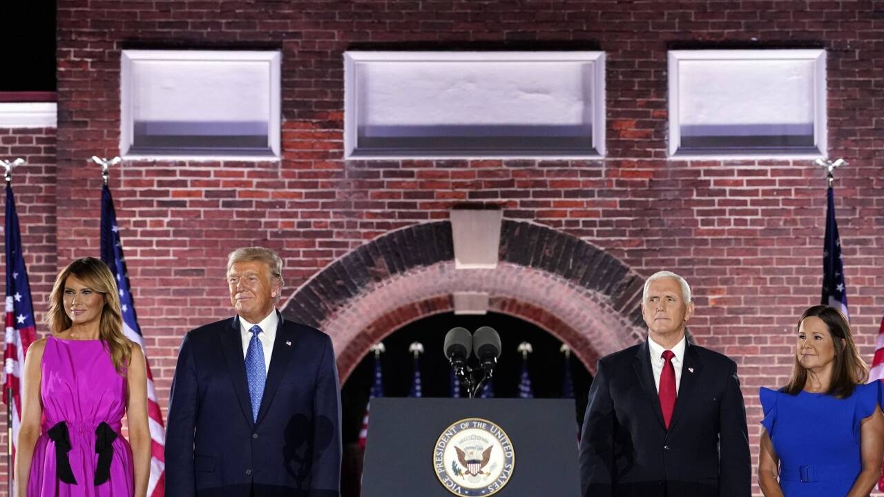 Präsident Donald Trump und First Lady Melania Trump stehen am dritten Tag des Republikanischen Nationalkonvents mit Vizepräsident Mike Pence und seiner Frau Karen Pence auf der Bühne. 