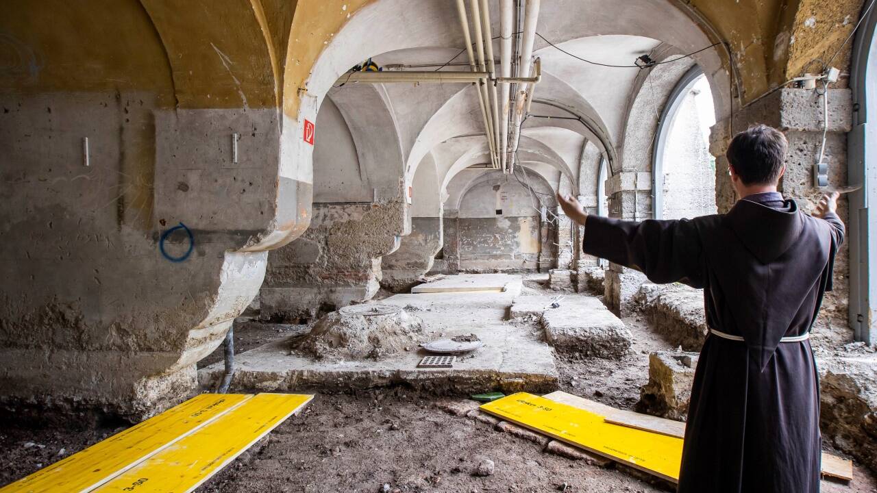 Provinzial Pater Oliver vor der Infirmerie. Die gelben Planken markieren den Verlauf der beiden Almkanalarme: Rechts das „Franziskanergerinne“, das in den „St.-Peter-Arm“ (links) mündet. Provinzial Pater Oliver vor der Infirmerie. Die gelben Planken markieren den Verlauf der beiden Almkanalarme: Rechts das „Franziskanergerinne“, das in den „St.-Peter-Arm“ (links) mündet.