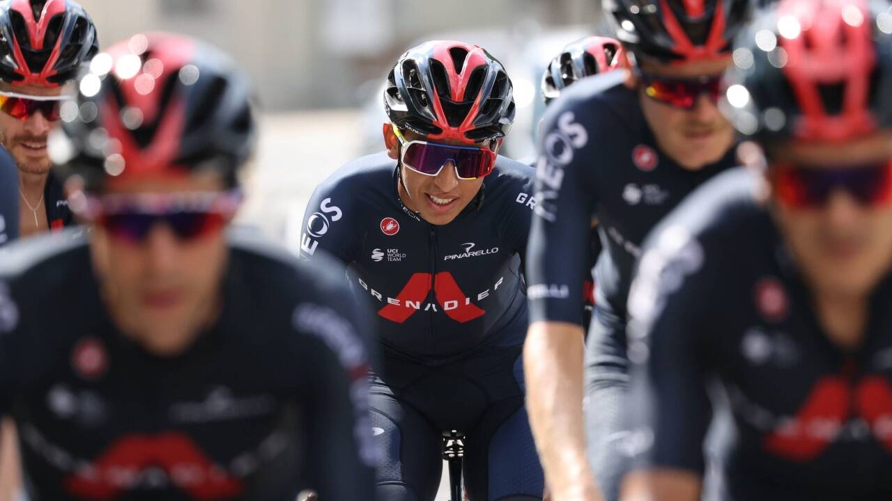 Ein Bild mit Symbolwert: Beim Team Ineos steht Titelverteidiger Egan Bernal (Mitte) bei der Tour 2020 ganz im Mittelpunkt.  