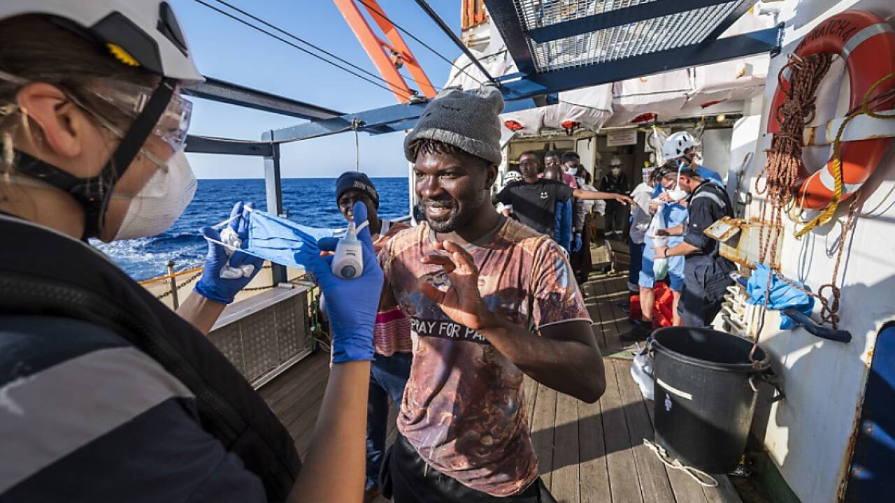 Die Migranten wurden auch auf mögliche Covid-19-Erkrankungen getestet 