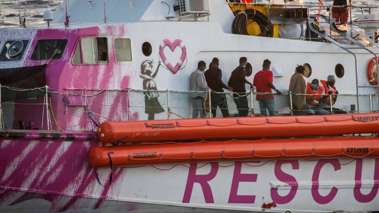 Die Migranten wurden auch auf mögliche Covid-19-Erkrankungen getestet 