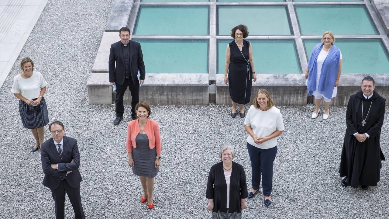 Der Lehrstuhl zum Gedenken an Marko Feingold an der Universität Salzburg wurde vor Kurzem präsentiert. Im Bild: Katharina von Schnurbein, Rektor Hendrik Lehnert, in Stellvertretung des Erzbischofs Simon Weyringer, Bundesministerin Karoline Edtstadler, Renate Egger-Wenzel, Landesrätin Andrea Klambauer, Hanna Feingold, Kirstin De Troyer, Erzabt Korbinian Birnbacher. 