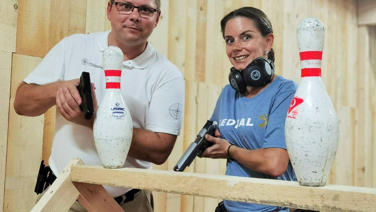 Gemeinsam mit Harald Legner (l.) vom Schützenverein 9 mm trainiert Susanne Paar auf der neu errichteten Schießanlage in Puch-Urstein. Gäste, die das ausprobieren wollen, sind jederzeit willkommen. 