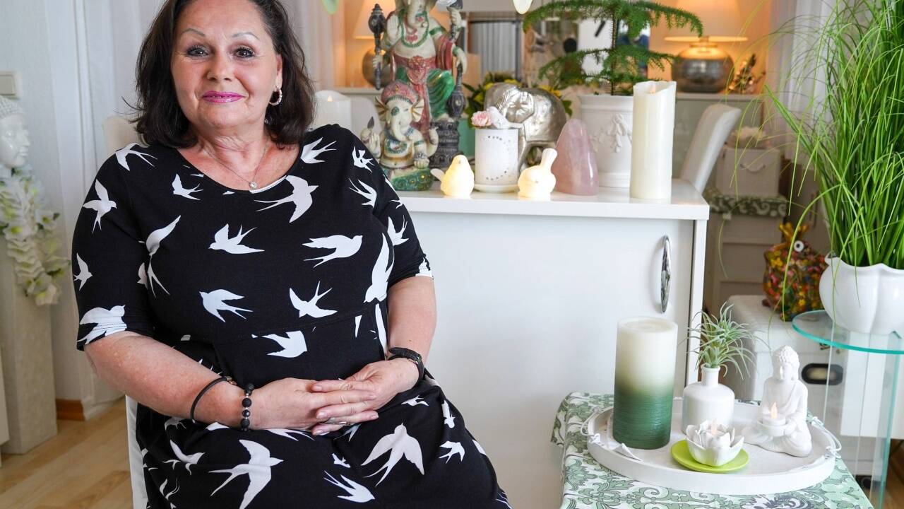 Mona, 62-jährige Pflegehelferin in Pension aus Wien, möchte sich noch einmal richtig verlieben Mona, 62-jährige Pflegehelferin in Pension aus Wien, möchte sich noch einmal richtig verlieben