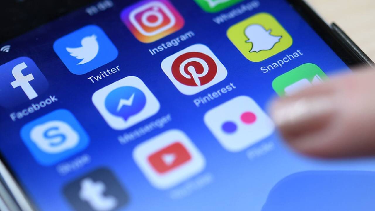 Das Smartphone als Tatort: Die Auswertung von WhatsApp-Chatverläufen und Facebook-Kommentaren sorgen bei den Ermittlern für „immensen Arbeitsaufwand“ (Symbolbild). 