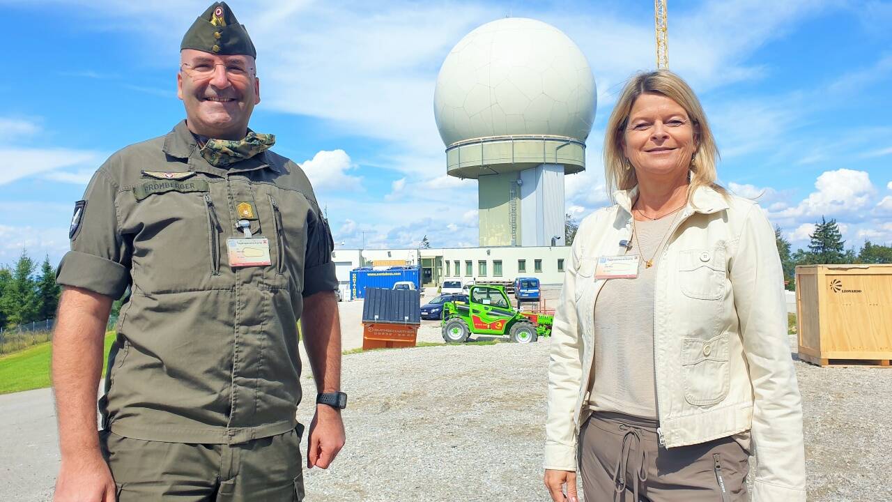 Verteidigungsministerin Klaudia Tanner und Brigadier Gerfried Promberger vor der alten Anlage. 