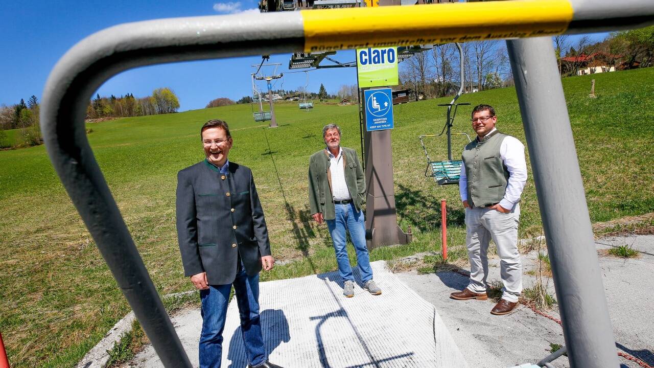 Die neuen Eigentümer, Bernhard Eibl (r.) und Berthold Lindner (l., mit Bürgermeister Andreas Ploner, Mitte), wollen das Skigebiet nun doch früher in Betrieb nehmen.  