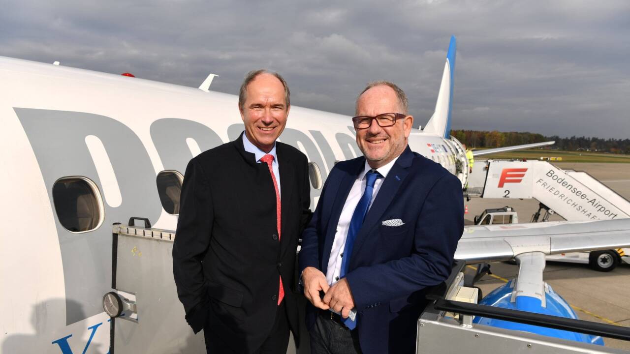 Claus-Dieter Wehr (l), Geschäftsführer des Bodensee-Airports und Daniel Steffen, Geschäftsführer der Regionalfluggesellschaft People's Viennaline, stehen auf dem Bodensee-Airport in Friedrichshafen (Baden-Württemberg) auf der Treppe zum Kurzstreckenjet.  