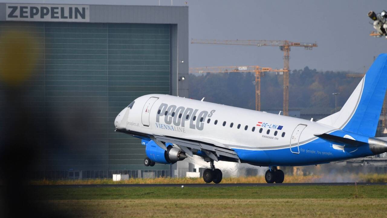 Ein Flugzeug der Regionalfluggesellschaft People's Viennaline landet am 02.11.2016 auf dem Bodensee-Airport in Friedrichshafen (Baden-Württemberg).  