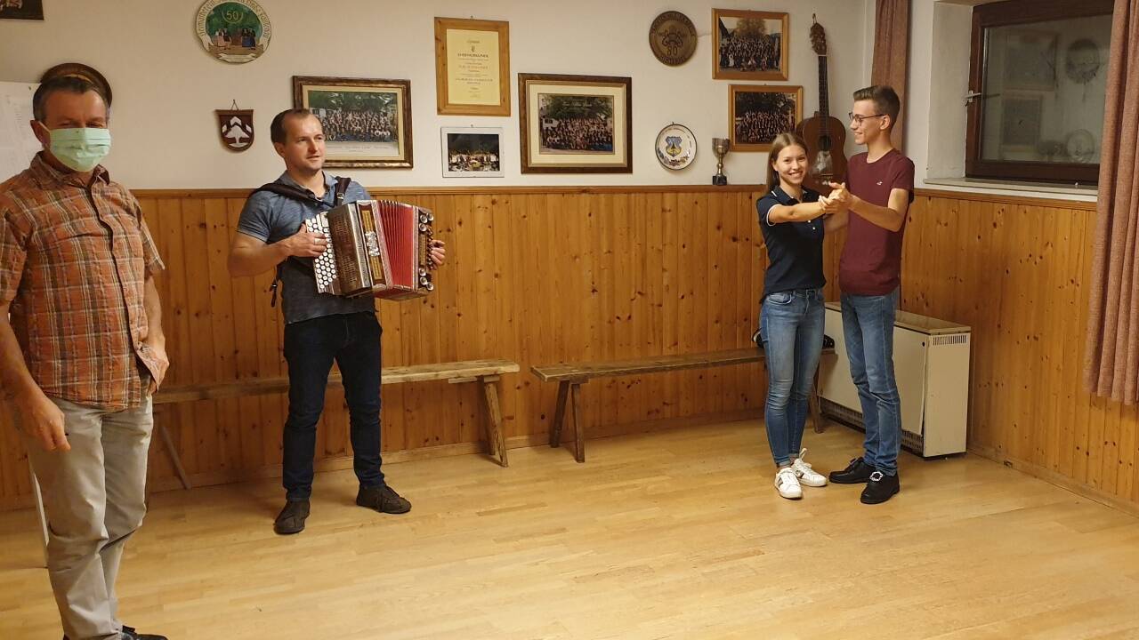 Proben mit Abstand für das Bauernherbstfest. Mit Maske: Tanzleiter Hans Strübler.  Proben mit Abstand für das Bauernherbstfest. Mit Maske: Tanzleiter Hans Strübler.