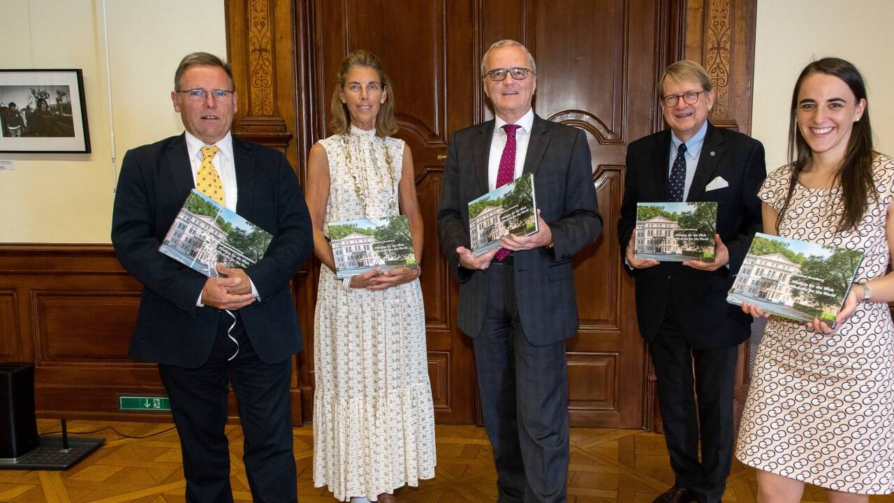 Neues Buch präsentiert: Alexander Tempelmayr (gswb), Katharine Eltz-Aulitzky (AAF), Josef Bruckmoser (SN, Autor), Wolfgang Aulitzky (AAF), Stephanie Faschang (AAF, Autorin) Neues Buch präsentiert: Alexander Tempelmayr (gswb), Katharine Eltz-Aulitzky (AAF), Josef Bruckmoser (SN, Autor), Wolfgang Aulitzky (AAF), Stephanie Faschang (AAF, Autorin)