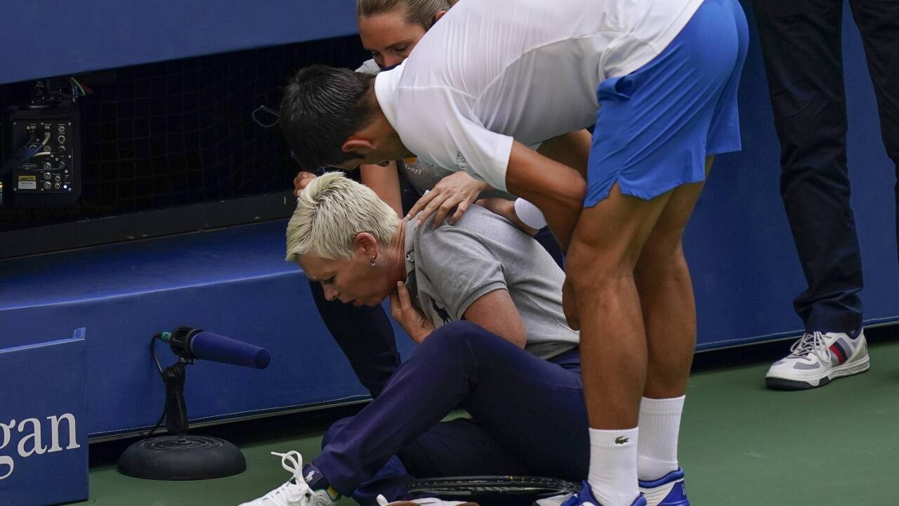 Was habe ich da angerichtet? – Novak Djokovic und die von ihm getroffene Linienrichterin. Was habe ich da angerichtet? – Novak Djokovic und die von ihm getroffene Linienrichterin.