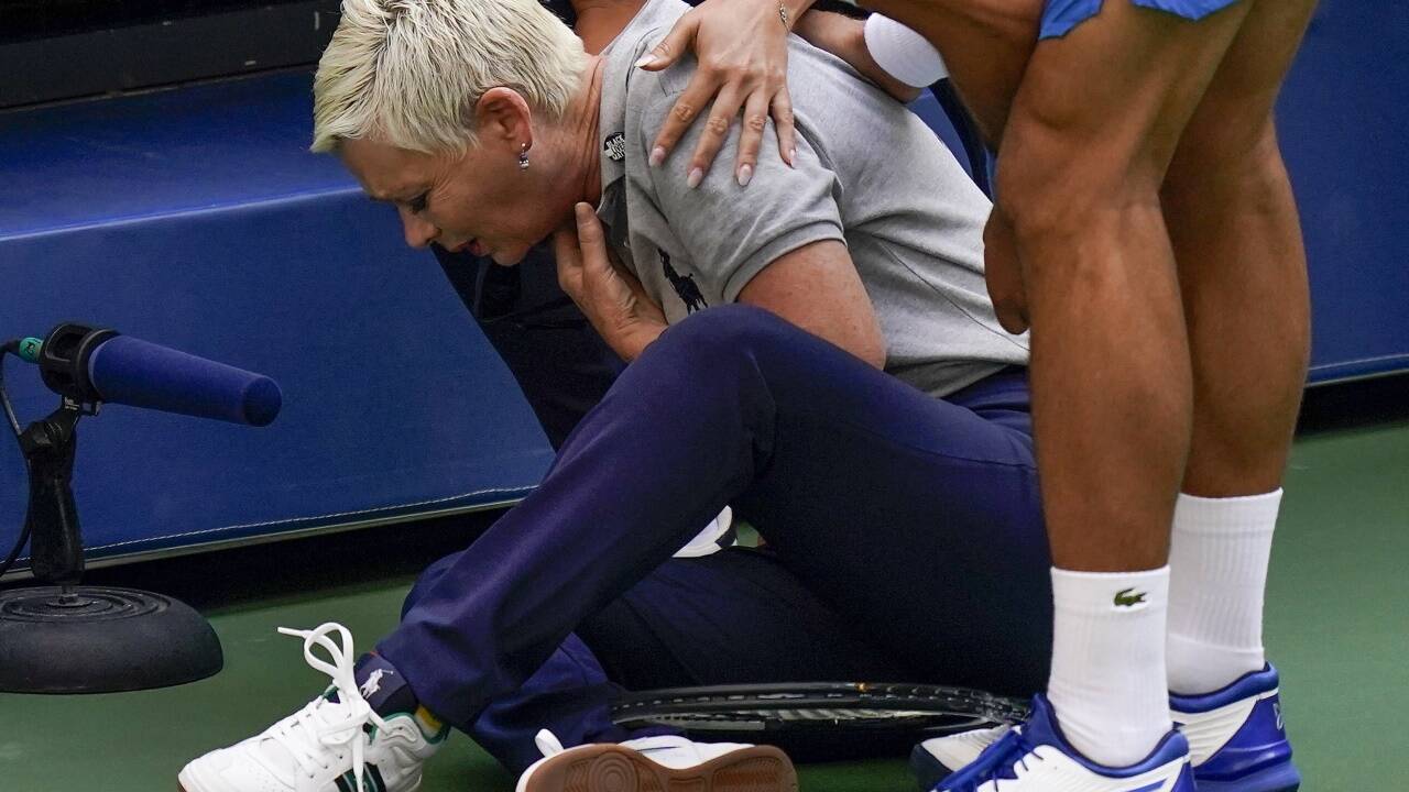 Was habe ich da angerichtet? – Novak Djokovic und die von ihm getroffene Linienrichterin. Was habe ich da angerichtet? – Novak Djokovic und die von ihm getroffene Linienrichterin.