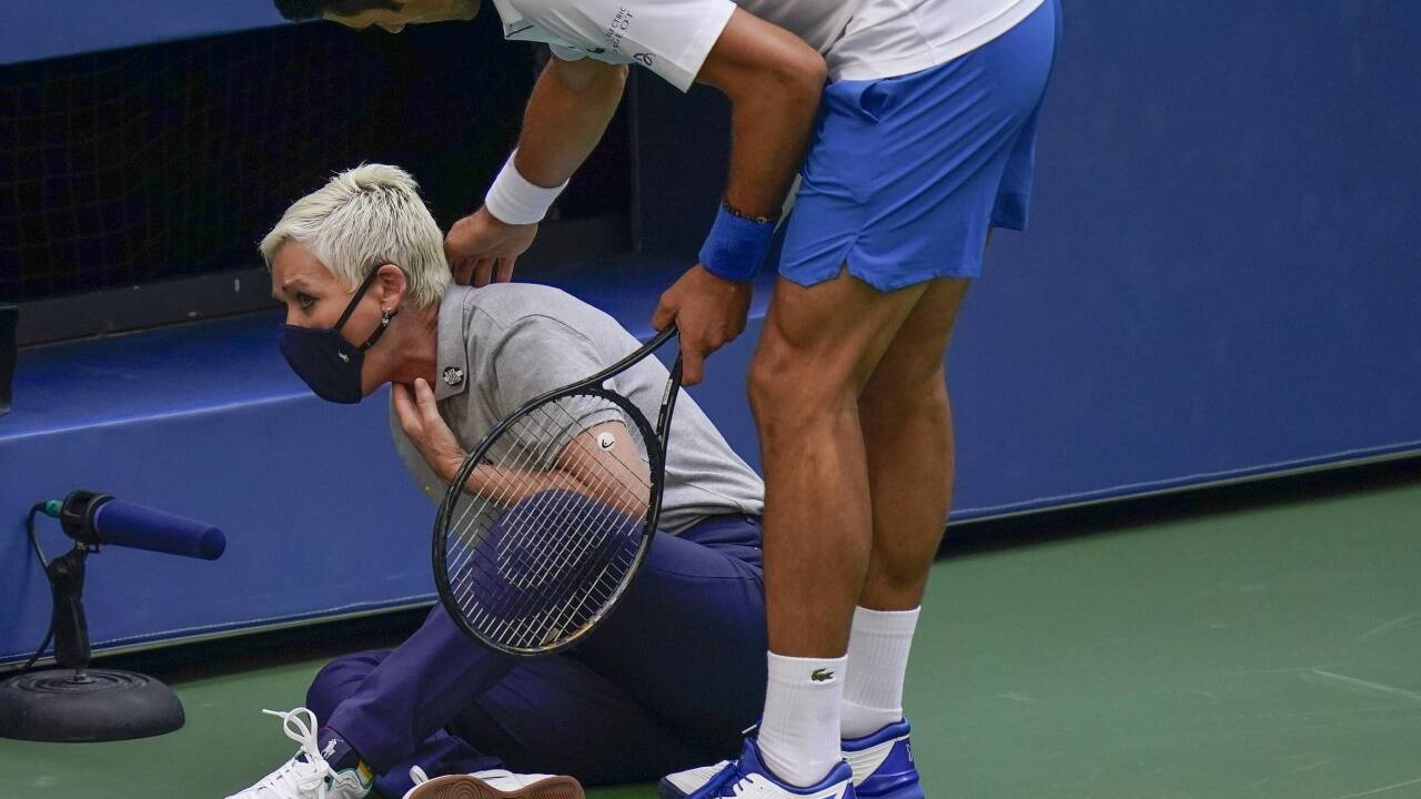 Was habe ich da angerichtet? – Novak Djokovic und die von ihm getroffene Linienrichterin. Was habe ich da angerichtet? – Novak Djokovic und die von ihm getroffene Linienrichterin.