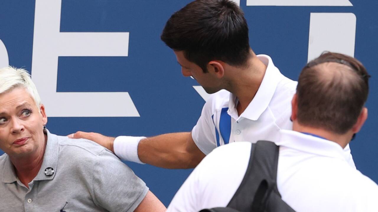 Djokovic traf eine Linienrichterin mit dem Ball Djokovic traf eine Linienrichterin mit dem Ball