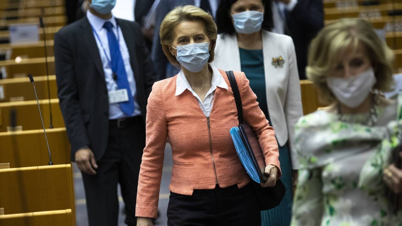 Eu-Kommissionspräsidentin Ursula von der Leyen trifft im EU-Parlament ein (Archivbild).  