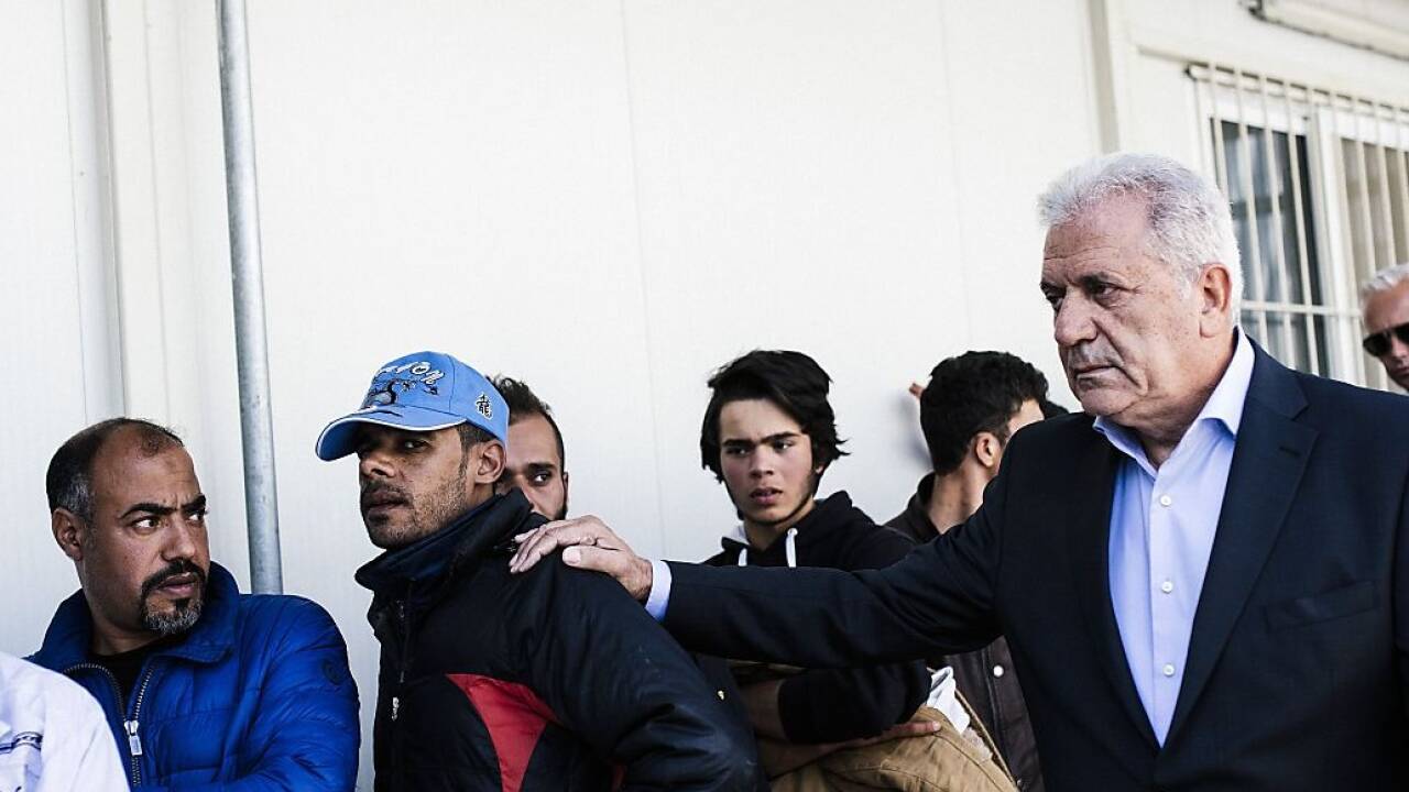 Der damalige EU-Migrationskommissar Dimitris Avramopoulos besuchte im Oktober 2015 den neuen Hotspot Moria auf Lesbos. Der damalige EU-Migrationskommissar Dimitris Avramopoulos besuchte im Oktober 2015 den neuen Hotspot Moria auf Lesbos.