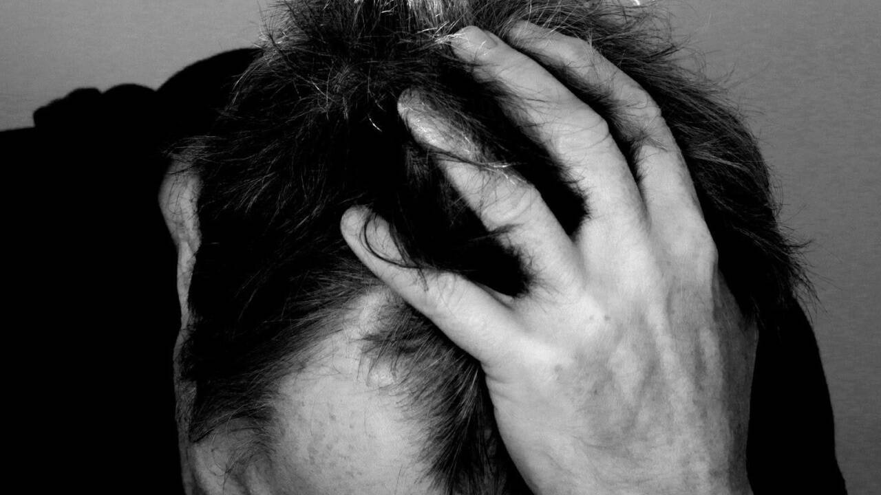 Finanzielle Sorgen, Druck im Beruf und Brüche in Beziehungen können zu latentem Stress führen. 