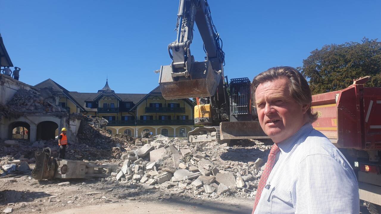 Hotelier Michael Friesacher vor der imposanten Baustelle. Hotelier Michael Friesacher vor der imposanten Baustelle.