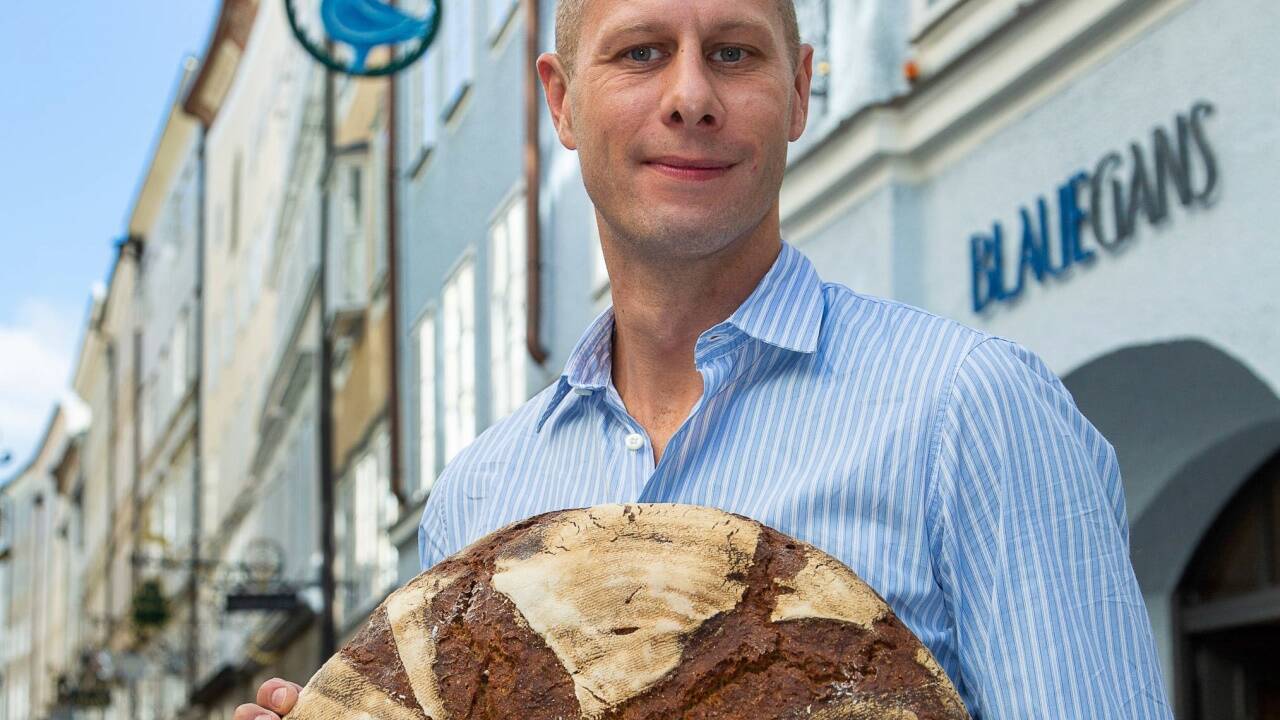 Ein Mann sieht Brot. Josef Weghaupt betreibt acht Tage lang eine „Testfiliale“ bei der Blauen Gans. Ein Mann sieht Brot. Josef Weghaupt betreibt acht Tage lang eine „Testfiliale“ bei der Blauen Gans.