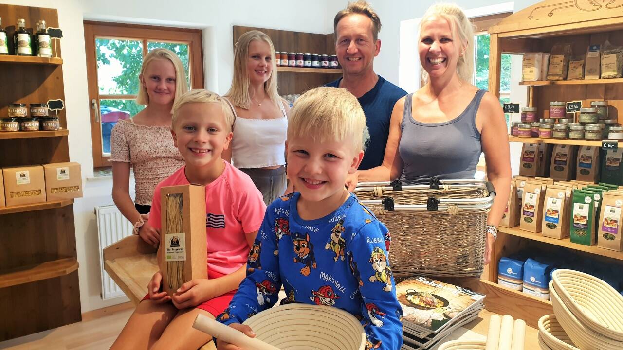 Bernhard und Nicole Leitner, vulgo Kastnerbauer, mit ihren Kindern Lukas (5), Simon (8), Theresa (13) und Marie (15). 