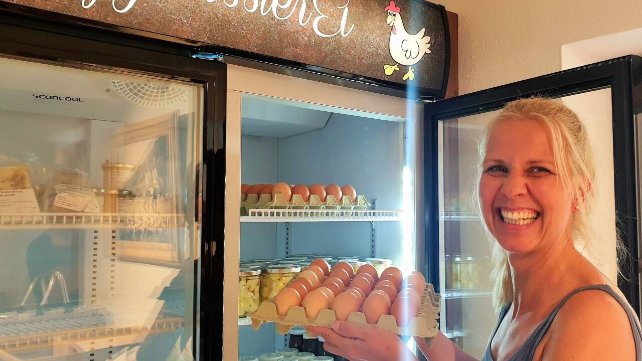Nicole Leitner befüllt bereits die Kühlschränke. 