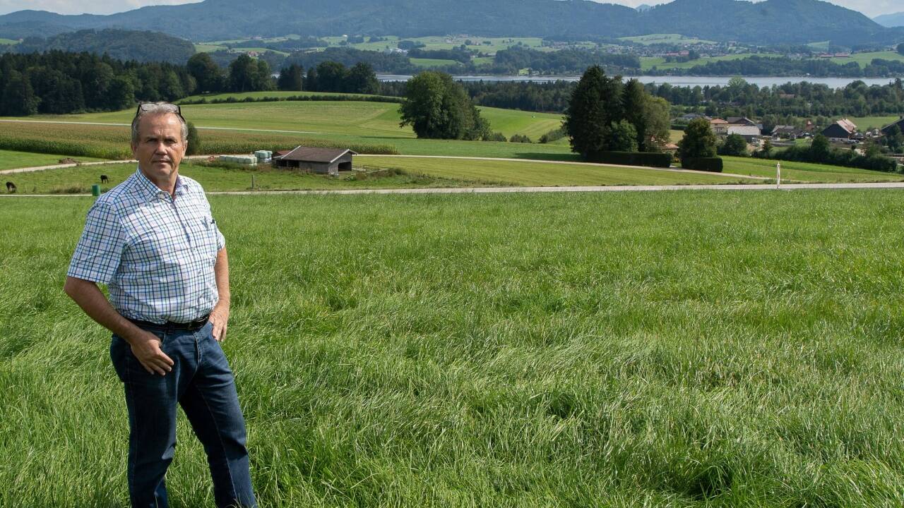 Bürgermeister Wolfgang Wagner befürchtet, dass die aus dem Untergrund geförderten Problemstoffe bei Starkregen ungeklärt das nahe gelegene Naturschutzgebiet Wenger Moor und den Wallersee beschädigen könnten. Bürgermeister Wolfgang Wagner befürchtet, dass die aus dem Untergrund geförderten Problemstoffe bei Starkregen ungeklärt das nahe gelegene Naturschutzgebiet Wenger Moor und den Wallersee beschädigen könnten.