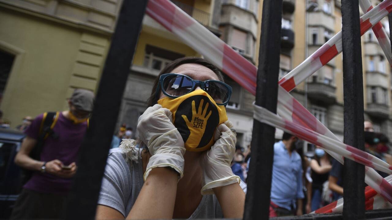 Demonstranten vor der Universität in Budapest.  Demonstranten vor der Universität in Budapest.