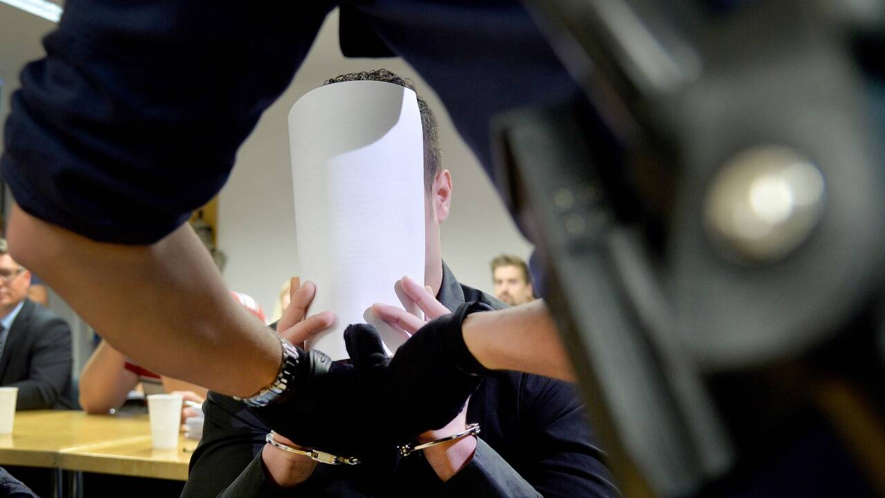 Es war einer der wenigen besonders schweren Fälle von Flüchtlingskriminalität in Salzburg – eine wilde Massenschlägerei im Lehener Park 2015, bei der ein damals 15-jähriger Afghane einen Türken mit einem Messer erstach. Der Bursch erhielt dafür sieben Jahre Gefängnis. Es war einer der wenigen besonders schweren Fälle von Flüchtlingskriminalität in Salzburg – eine wilde Massenschlägerei im Lehener Park 2015, bei der ein damals 15-jähriger Afghane einen Türken mit einem Messer erstach. Der Bursch erhielt dafür sieben Jahre Gefängnis.