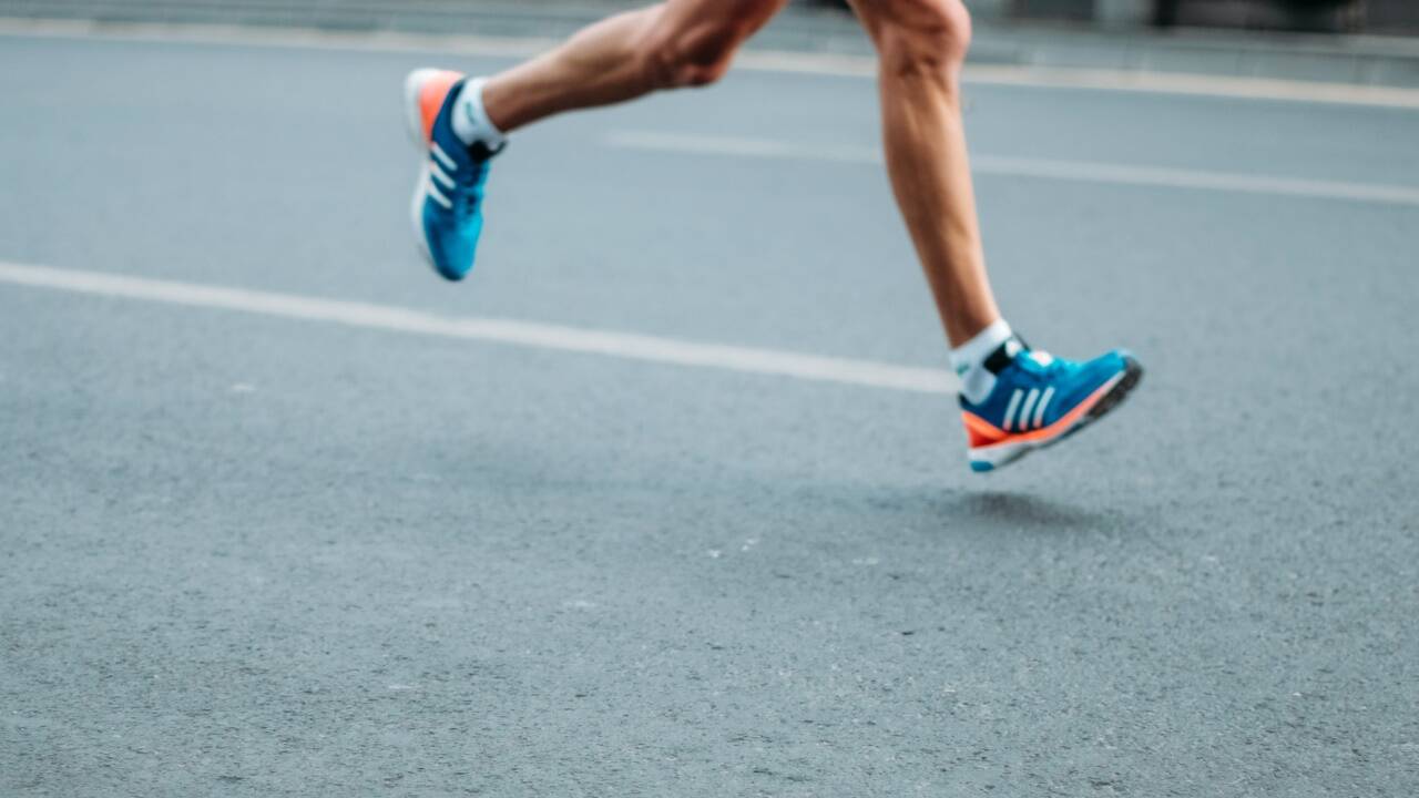Die Teilnehmer wollen in nur 52 Tagen 118 Marathons laufen, das ergibt 4.988 Kilometer oder 3.100 Meilen. 