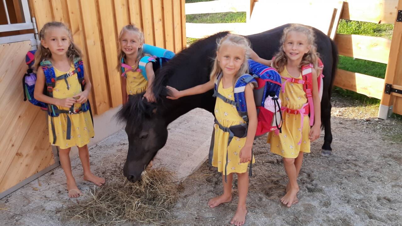  Für die Vierlinge Josefa, Sofia, Anna und Emma beginnt heute so wie für insgesamt 5382 Taferlklassler in Salzburg die Schule.  