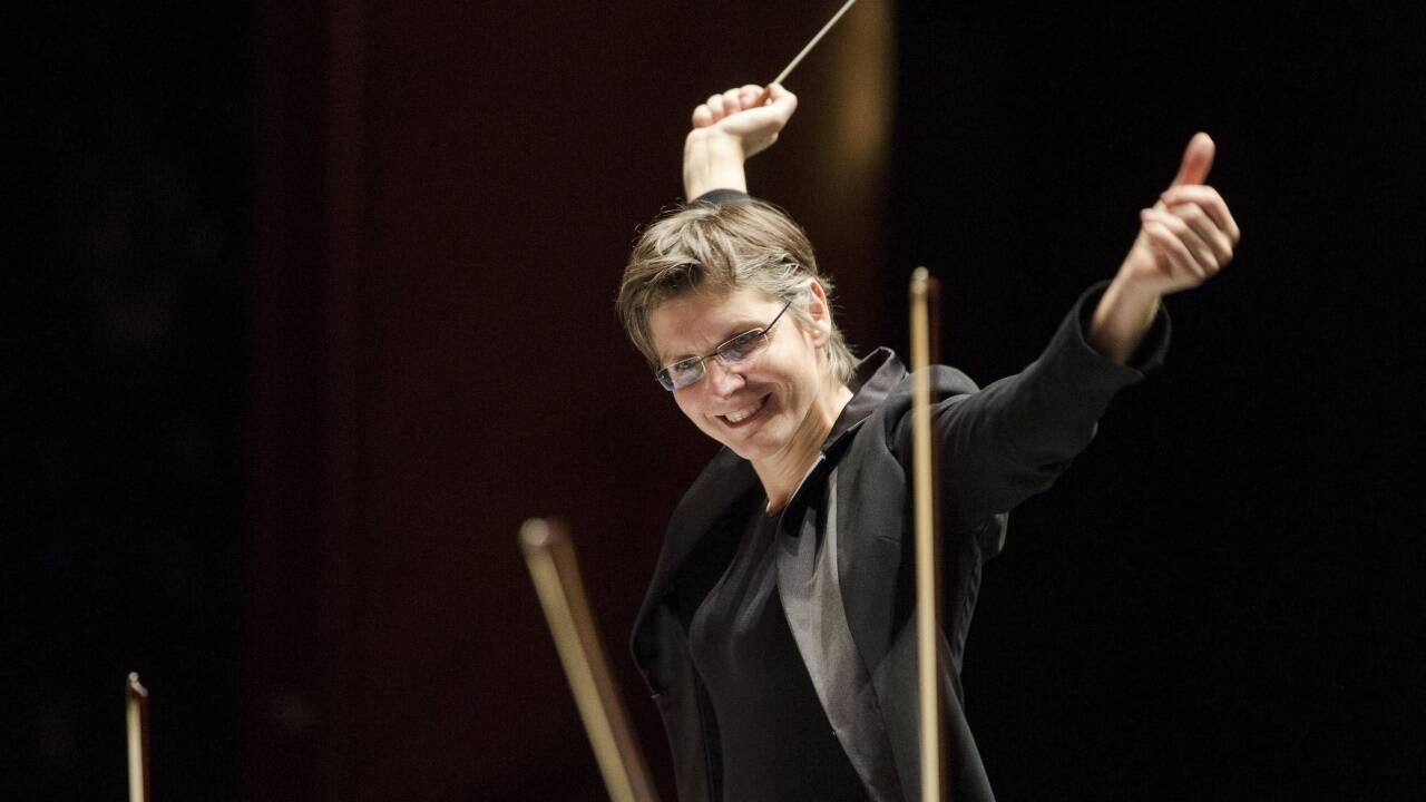 Elisabeth Fuchs schafft sich als Dirigentin in einer Männerdomäne Gehör. 