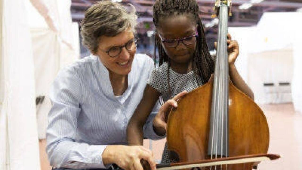 Lisi Fuchs führt Kinder immer wieder spielerisch an die klassische Musik heran. 