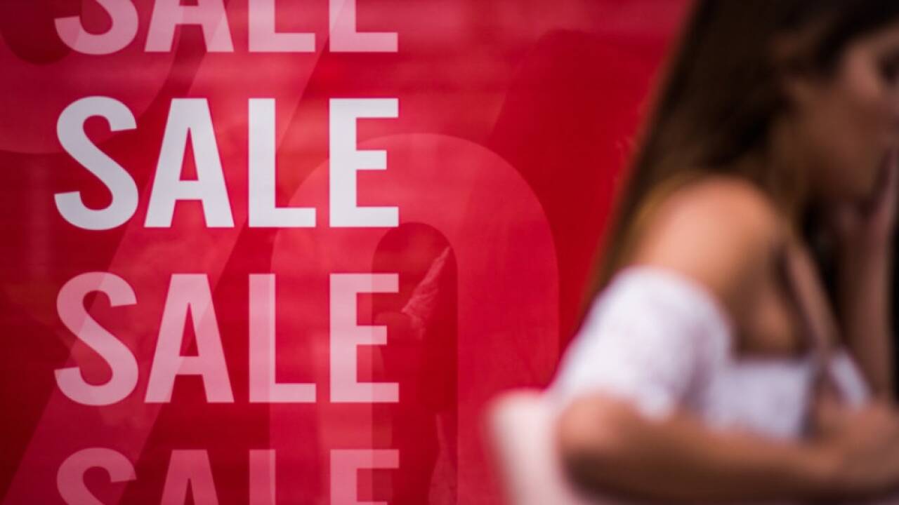 Kleidung wegen des Sommerschlussverkaufs deutlich günstiger  Kleidung wegen des Sommerschlussverkaufs deutlich günstiger