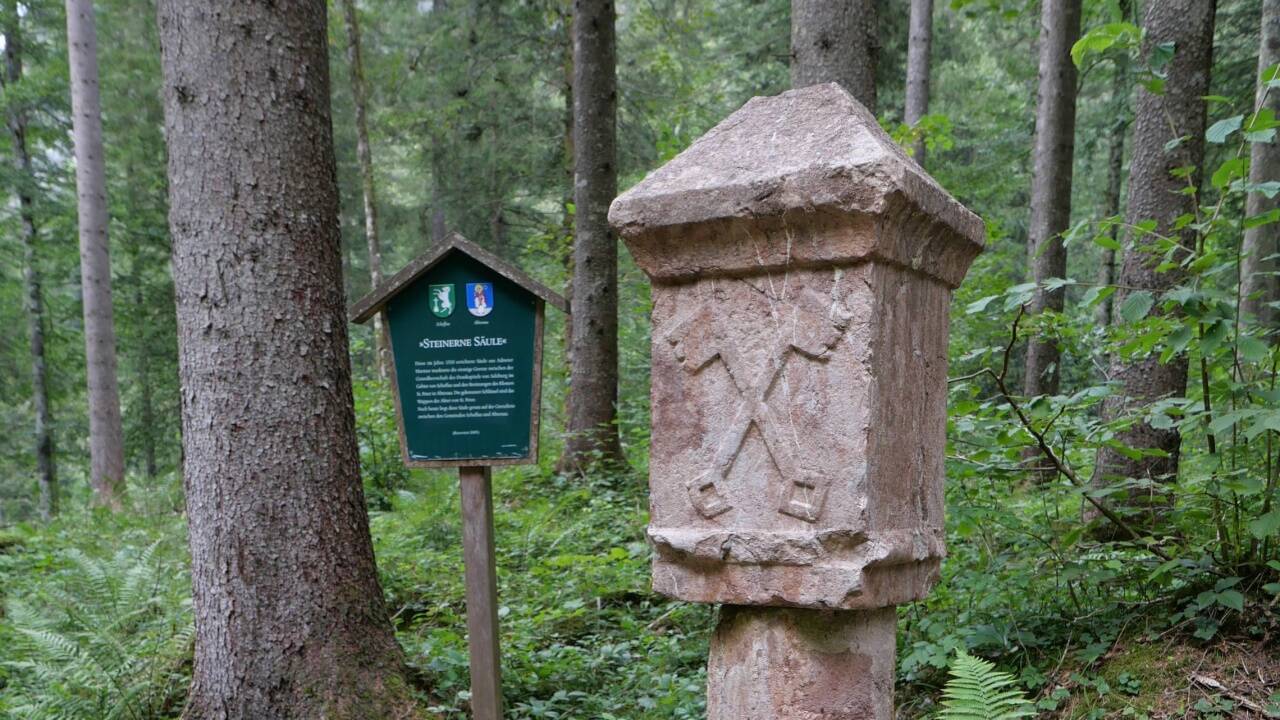 Die jahrhundertealte Grenzsäule auf dem Strubberg zwischen Oberscheffau und Abtenau-Au.  