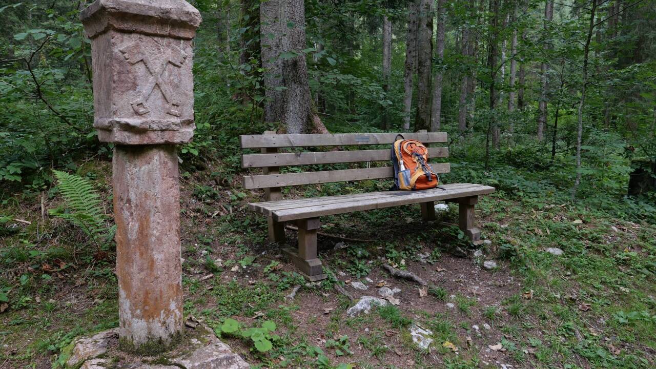 Auf der dem Weg zugewandten Seite prangen zwei gekreuzte Schlüssel.  