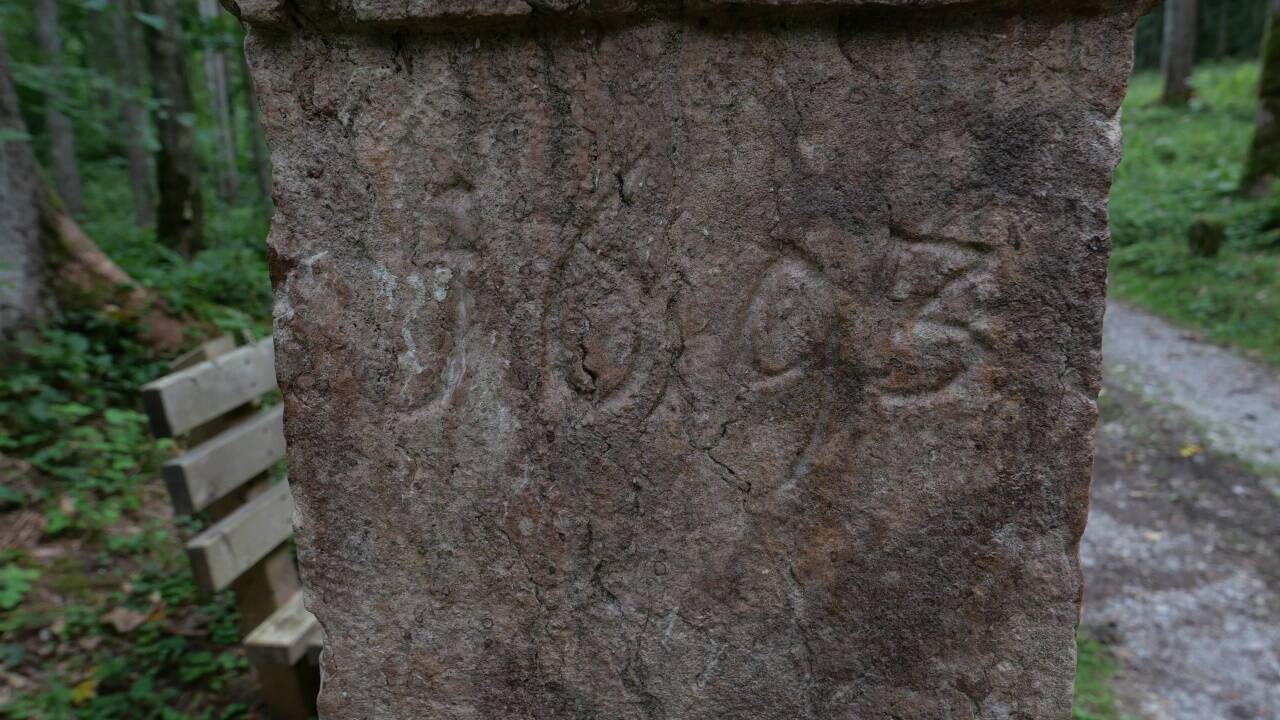 Die Zahl 1693 ist in den Stein eingemeißelt.  