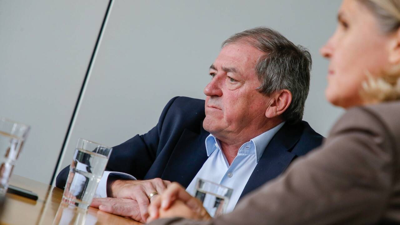 Ex-Bürgermeister Heinz Schaden mit seiner Anwältin Bettina Knötzl. Schaden trägt seit Februar die Fußfessel. Im Oktober hat er zwei Drittel des unbedingten Strafanteils im elektronischen Hausarrest verbüßt.   Ex-Bürgermeister Heinz Schaden mit seiner Anwältin Bettina Knötzl. Schaden trägt seit Februar die Fußfessel. Im Oktober hat er zwei Drittel des unbedingten Strafanteils im elektronischen Hausarrest verbüßt.