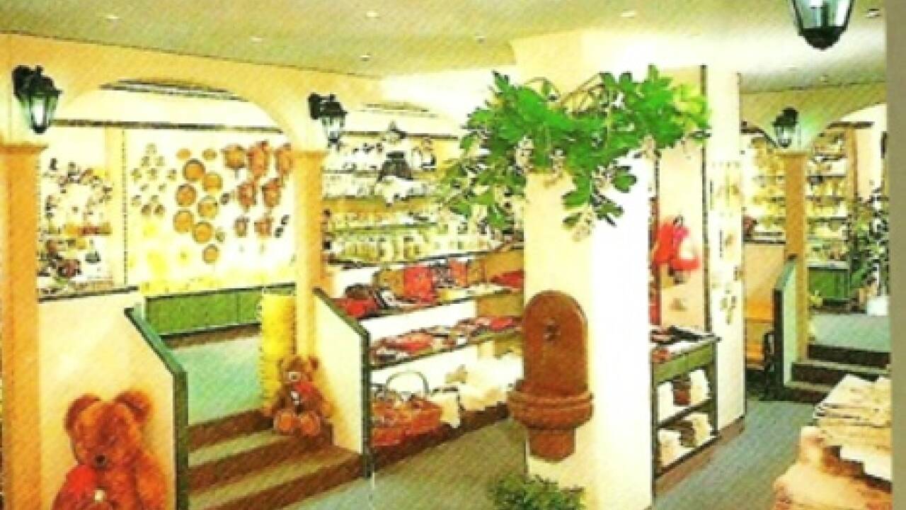 In den 1980er-Jahren wurde auch eine Souvenirabteilung eröffnet. In den 1980er-Jahren wurde auch eine Souvenirabteilung eröffnet.