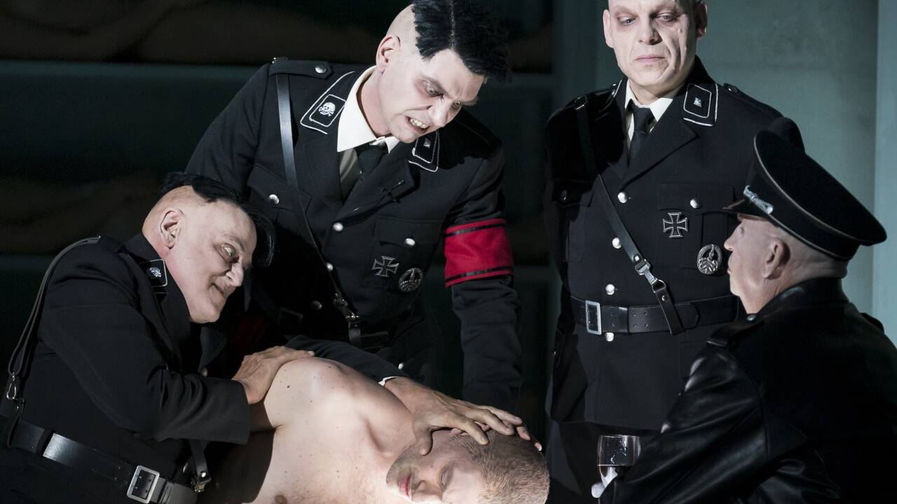 Geiger Tadeuz (Markus Butter) ist im Lager den SS-Schergen ausgeliefert. 
