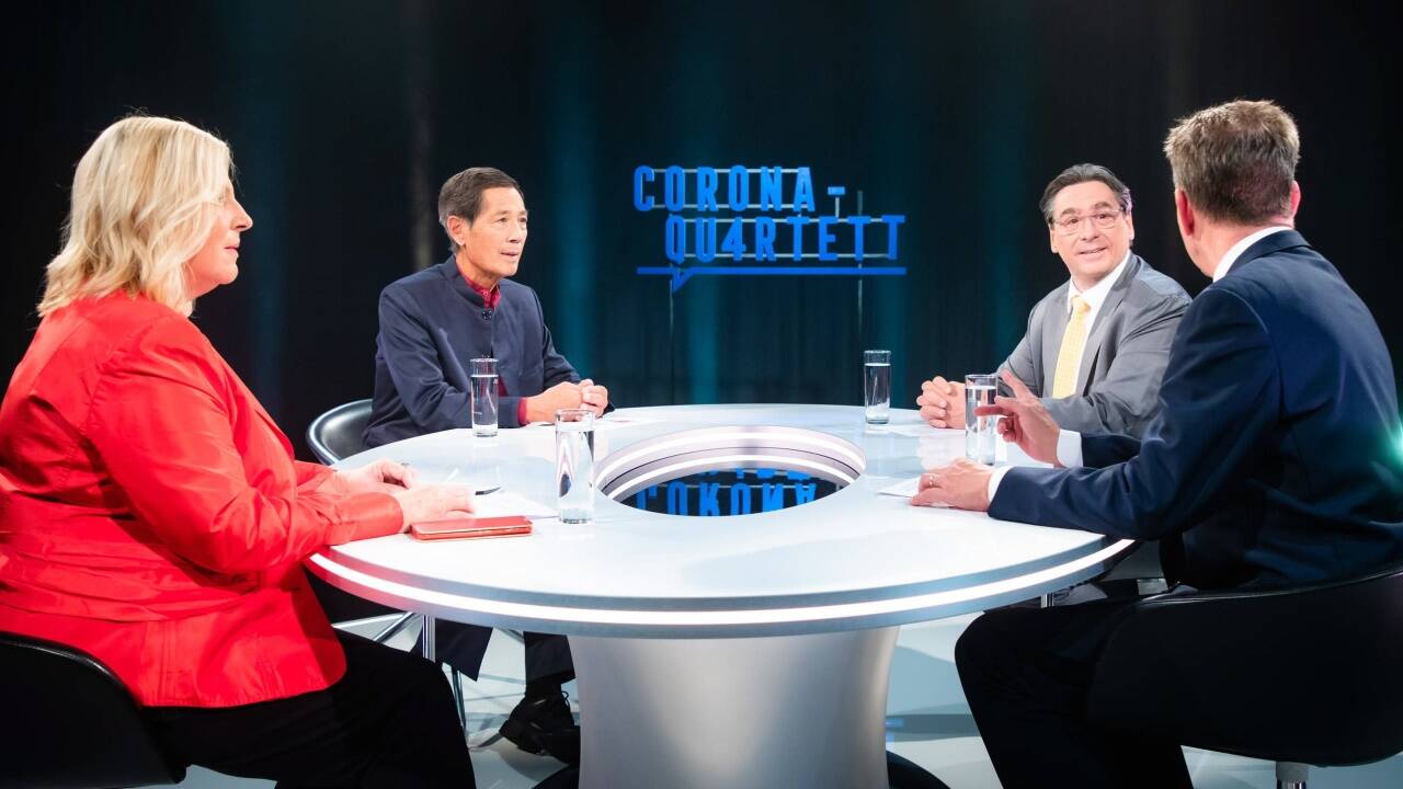 Talken über die Pandemie: Andrea Kdolsky, Sucharit Bhakdi, Florian Thalhammer und Stefan Homburg bildeten das erste „Corona-Quartett“ auf Servus TV. 