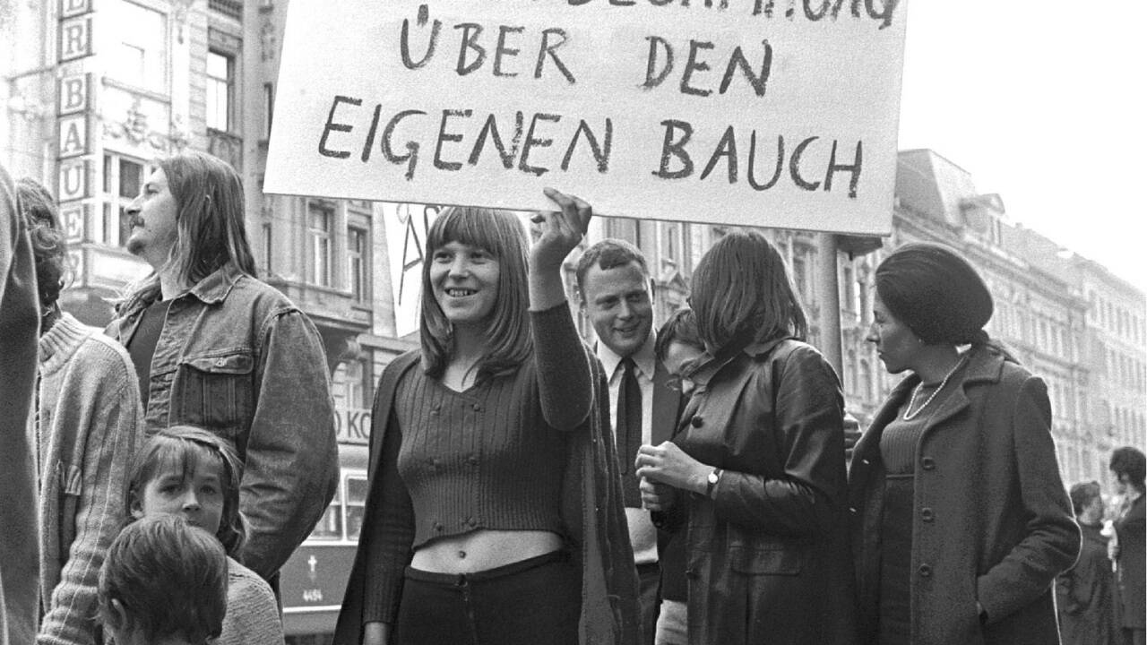 Ein Bild aus dem Jahr 1971: Frauen demonstrieren für Gleichberechtigung und das Recht auf Abtreibung auf der Wiener Mariahilferstraße. Zwei Jahre später wurde die Fristenregelung für Schwangerschaftsabbrüche vom Nationalrat beschlossen. 