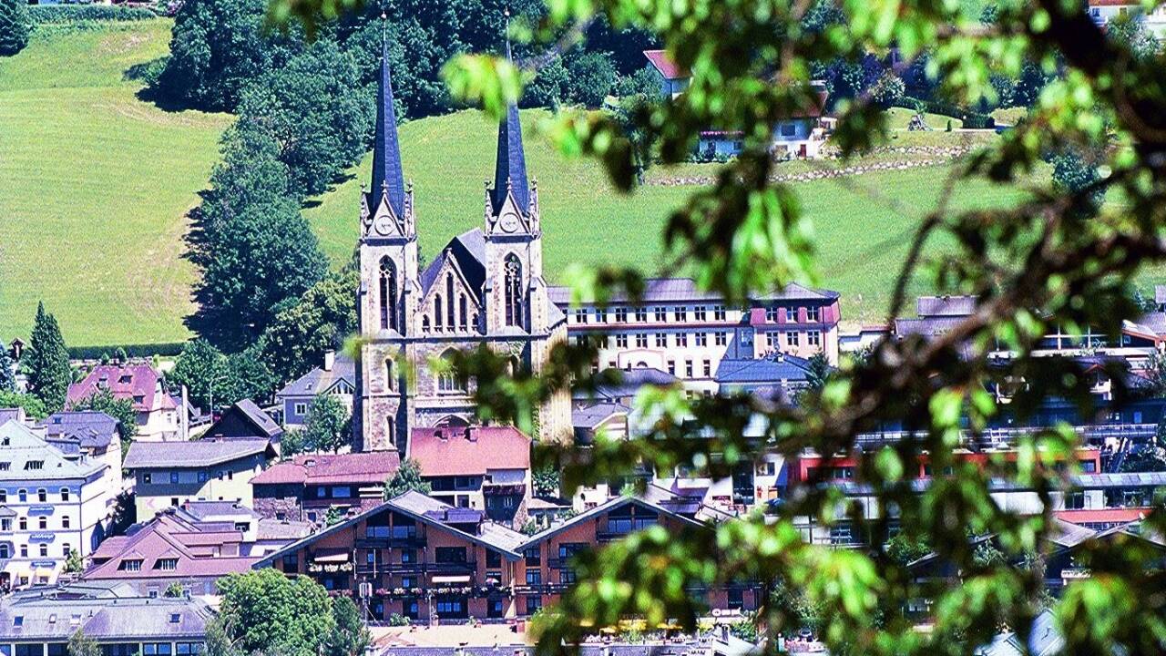 St. Johann im Jahr 2000 - damals wurde der Pongauer Bezirksort in den Rang einer Stadt erhoben. St. Johann im Jahr 2000 - damals wurde der Pongauer Bezirksort in den Rang einer Stadt erhoben.