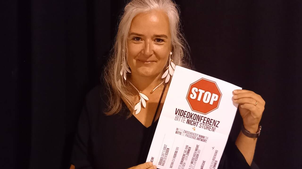 Birgit Strohmeier klebt bei Videokonferenzen im Homeoffice ein Stoppschild an die Wohnzimmertür. So wissen die Kinder: Hier wird gearbeitet.   Birgit Strohmeier klebt bei Videokonferenzen im Homeoffice ein Stoppschild an die Wohnzimmertür. So wissen die Kinder: Hier wird gearbeitet.